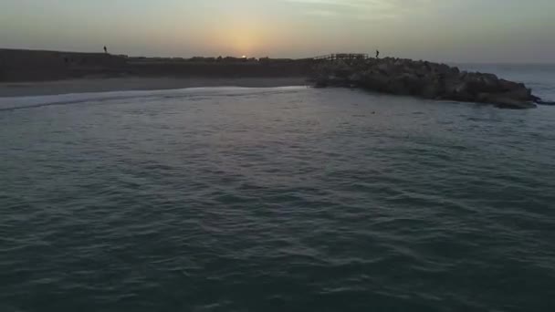 Pietre da spiaggia di Swakopmund al tramonto . — Video Stock