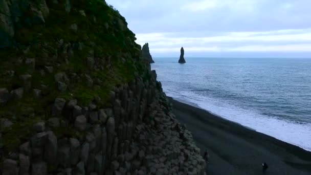 Rocher sur la plage de Reinisfjara au bord de l'océan . — Video