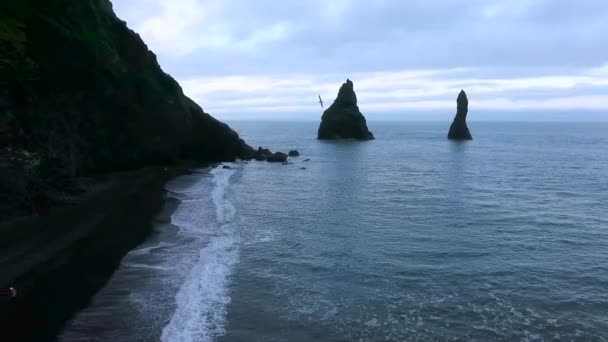 Luftaufnahme des berühmten schwarzen isländischen Strandes und der Klippen. — Stockvideo