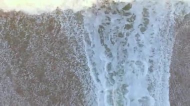 Dalgalar köpük ve karaya.