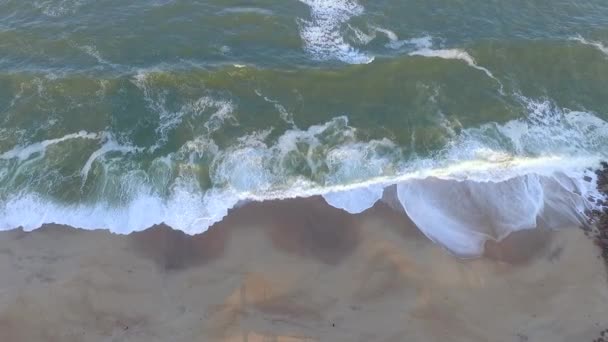 Blick auf die schäumenden und einströmenden Wellen an der Küste Namibias. — Stockvideo