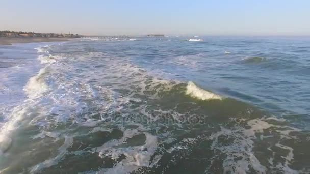 Afrika sahilde dalgalar deniz geliyor. — Stok video