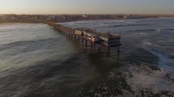 Panorámás kilátás nyílik a part menti város Namíbia. — Stock videók