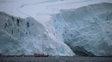 Yat su büyük bir buzul çerçevede duruyor. Andreev.
