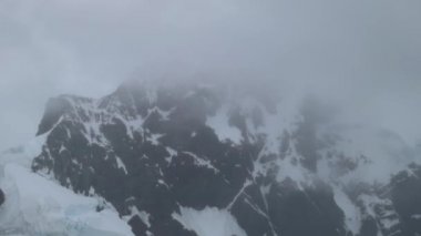 Sis karla kaplı dağ tepe zarf. Andreev.