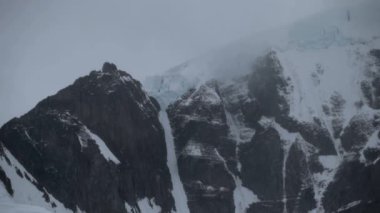 Bulutlar ve dağ manzarası. Andreev.