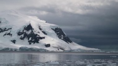 Kötü havada suya yakın kar yamaç. Andreev.