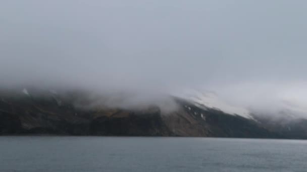 Ein dichter Nebel hüllt die Felsen am Wasser ein. andreev. — Stockvideo