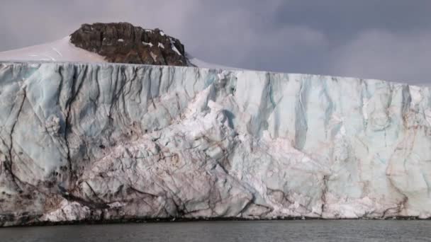 The glacier wall on the Antarctic coast. Andreev. — Stock Video
