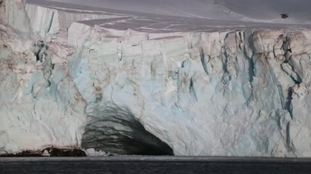 Толстый слой снежного ледника в Антарктиде. Андреев . — стоковое видео