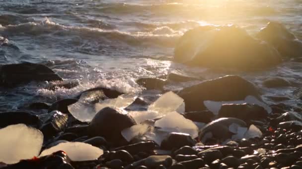 Vågorna slår mot klipporna på stranden. Andreev. — Stockvideo