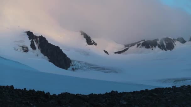霧の中で山の雪をかぶった山は。アンドレーエフ. — ストック動画