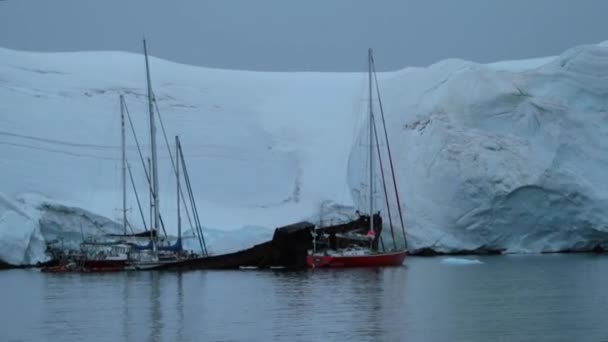 ヨットは氷山の近くに立っています。アンドレーエフ. — ストック動画