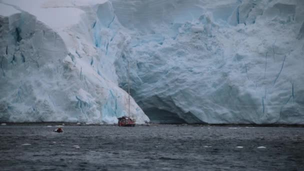 En gummibåt segel på en båt nära glaciären. Andreev. — Stockvideo