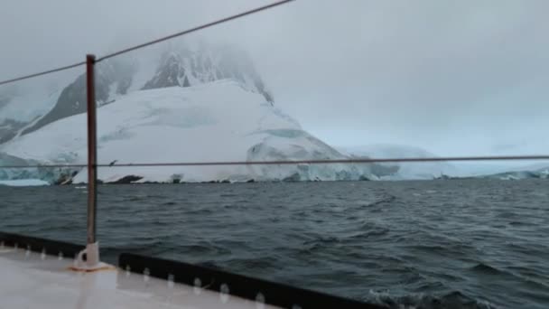 游艇航行到南极的岩石海岸。安德列耶夫. — 图库视频影像