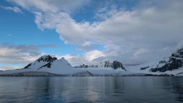 Krajobraz pokryte śniegiem wybrzeża Antarktydy w dobrej pogody. Andriejew. — Wideo stockowe