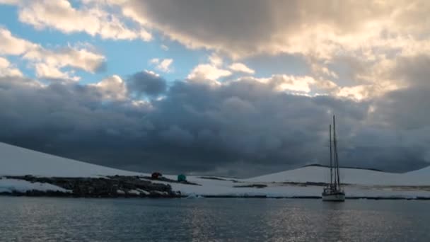 Blick auf die Yacht vor dem Hintergrund der Erde und des Himmels. andreev. — Stockvideo