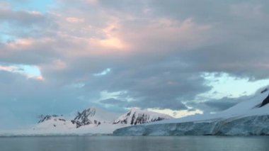 Gökyüzü günbatımı ve Antarktika kıyıları değildir. Andreev.