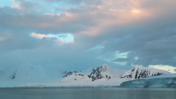 Capa nevada de glaciar durante la puesta del sol. Andreev. . — Vídeos de Stock