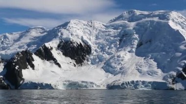 Dağın yamacında karla kaplı. Andreev.