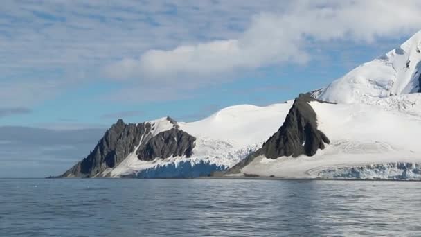 Die Berge an der Küste der Antarktis sind mit einer Schneeschicht bedeckt. andreev. — Stockvideo