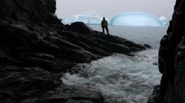 Adam mağaraya taş girişinde duruyor. Andreev.