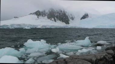 Buz blokları float taş kıyıya yakın. Andreev.