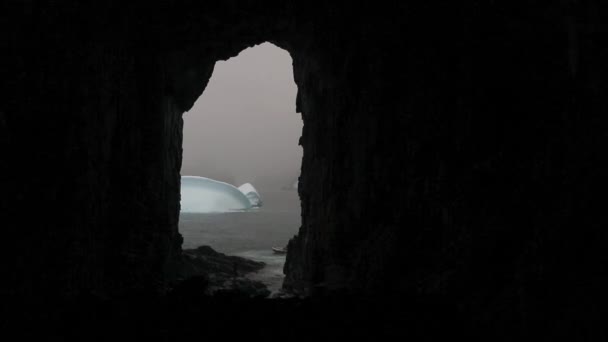 Vista desde una cueva de piedra sobre un glaciar y un bote de goma. Andreev. . — Vídeo de stock