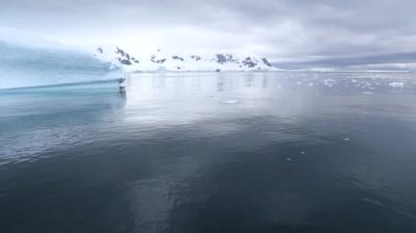 Antarktika kıyıları ve buzullar panoramik anketi. Andreev.