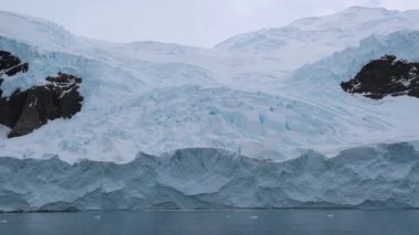 Kayalık sahil kar kalın bir tabaka ile kaplıdır. Andreev.