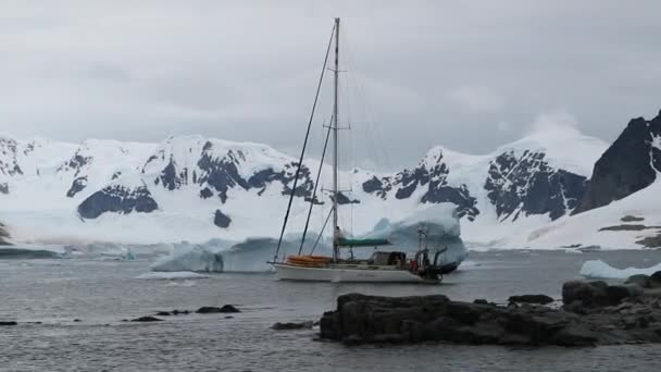 El yate se encuentra cerca del glaciar en la bahía. Andreev. . — Vídeos de Stock