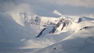 Dağ başında bir görünümünü karla kaplı. Andreev.