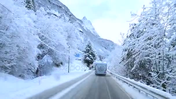 The truck is traveling on a winter road in the mountains of Norway. Shevelev. — Stock Video