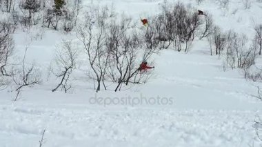 Snowboard yamaçta binmek. Shevelev.