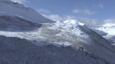 Norveç'te dağ çıkıntıya evlerin hava atış. Shevelev.