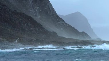 Kayalar ve taşlar Norveç'te karşı dalgalar yendi. Shevelev.
