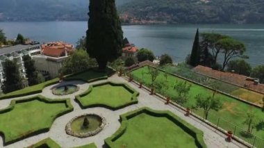 Fotoğraf makinesi manzara Como Gölü'nün fotoğraflarını çeker.