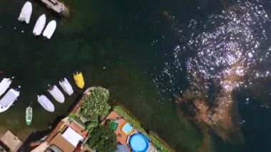 Yukarıdan görünüm sahilinde park yerinde duran teknelerin.