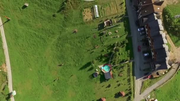 无人机在村子里带着村舍离开. — 图库视频影像