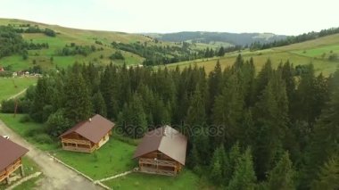 Ahşap evler ve köyleri dağlarda hava fotoğrafçılığı.