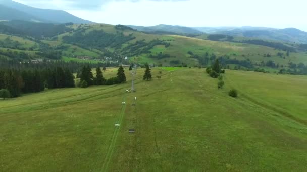 Levantamento aéreo de um elevador de montanha na encosta da montanha . — Vídeo de Stock