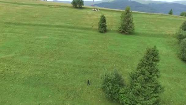 Rilevazione aerea del campo in cima alla montagna . — Video Stock