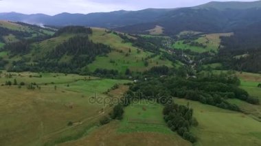 Dağlar ve ovalar dağların evlerde muhteşem manzara.