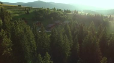 Dağ manzarası ve köy güneş ışığı yanar.