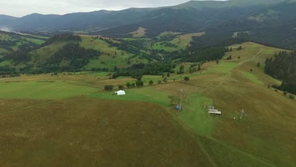 Uma tenda branca e um elevador de montanha nas montanhas . — Vídeo de Stock