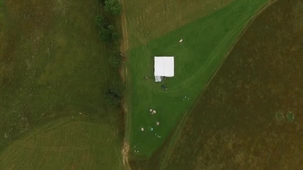 相机从上面的空地上取一个白色的帐篷. — 图库视频影像