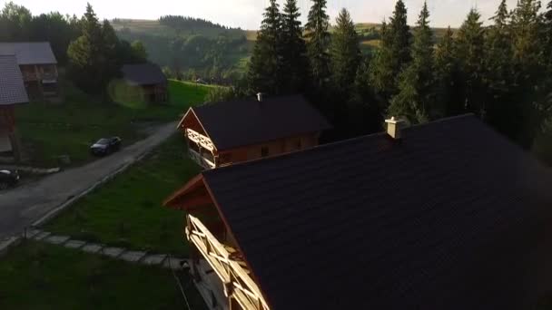 La casa de madera está iluminada por el sol cerca del bosque . — Vídeo de stock