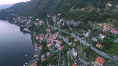 Güzel bir İtalyan şehir ve dağ gölü mesire üzerinde.