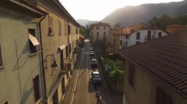 Güzel küçük bir kasaba olan dağlar ovalar.