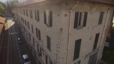 Fotoğraf makinesi evinin köşesindeki çeker.